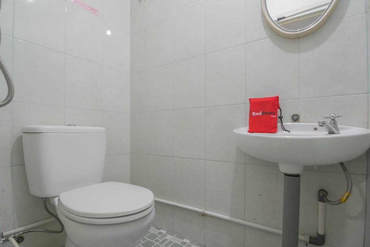 Hotel Reddoorz Near Gajah Mada Pontianak Exterior foto