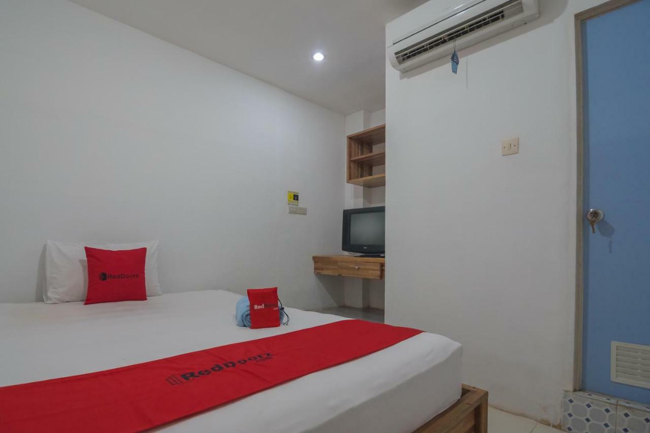 Hotel Reddoorz Near Gajah Mada Pontianak Exterior foto
